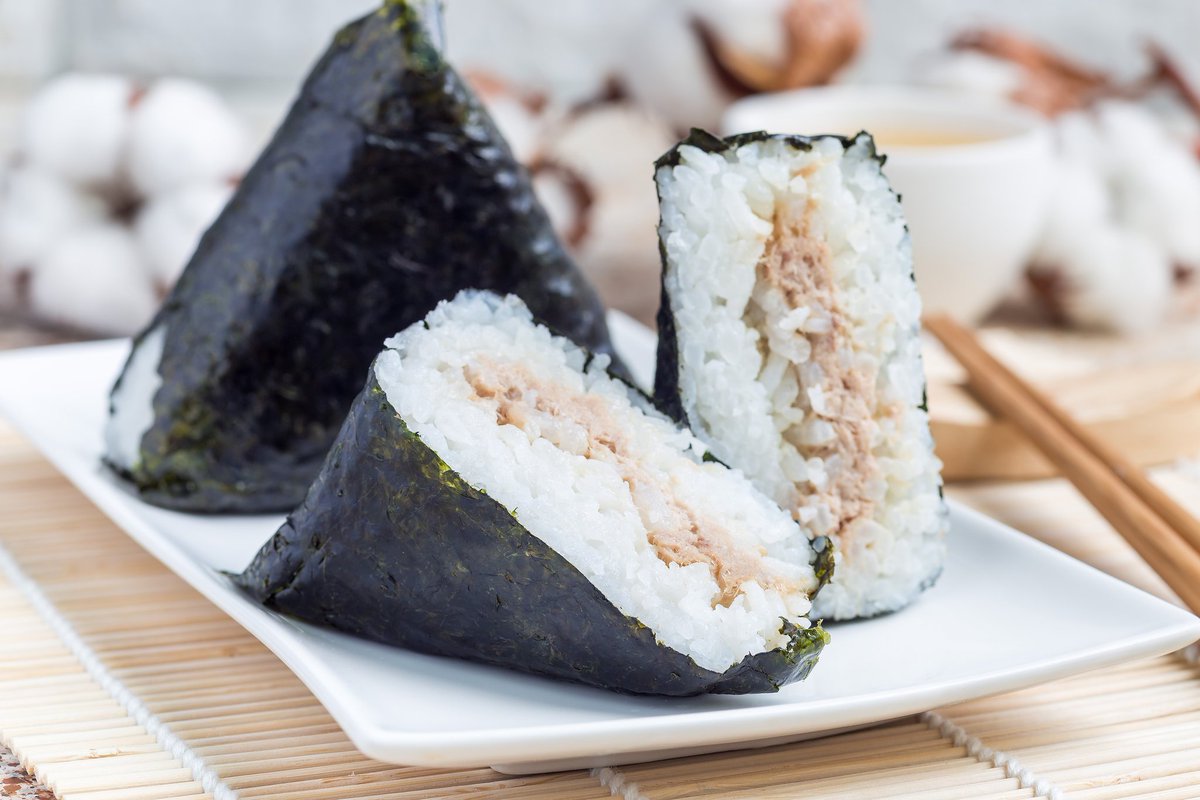 🐉: el samgak kimbab es básicamente un triángulo de arroz con relleno dentro envuelto en una alga