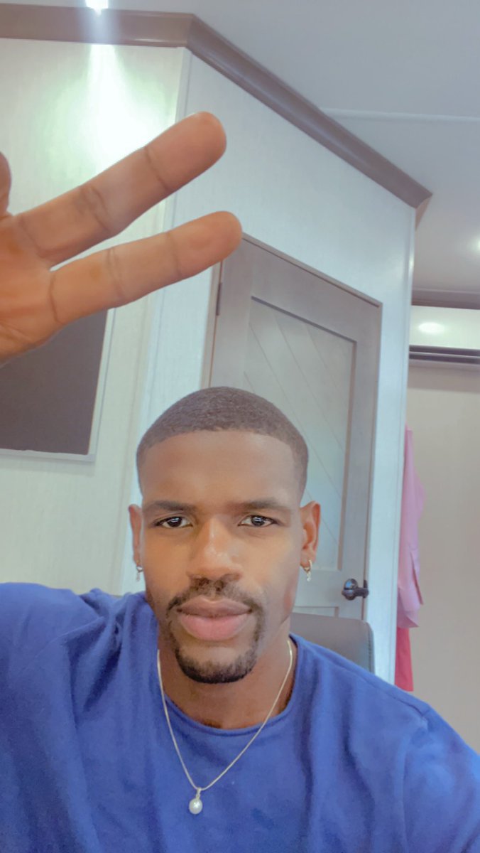 willttravis's tweet image. Sending love from the office ✌🏾