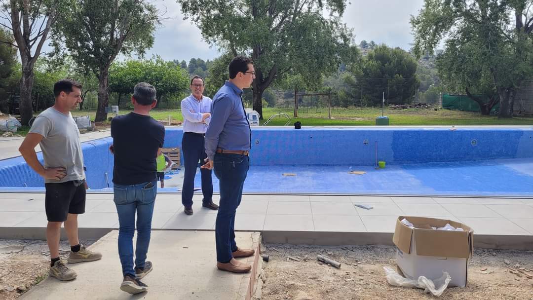 SergioPastorES's tweet photo. Hemos visitado las obras de la piscina municipal de Polop junto al Alcalde @susmozas 🏊 para ajustar los plazos de finalización.
Queremos asegurarnos que este verano se va a poder disfrutar de la nueva piscina que abrirá sus puertas el 10 de julio
#Polop #ActivandoPolop https://t.co/Du8DkvJOWM