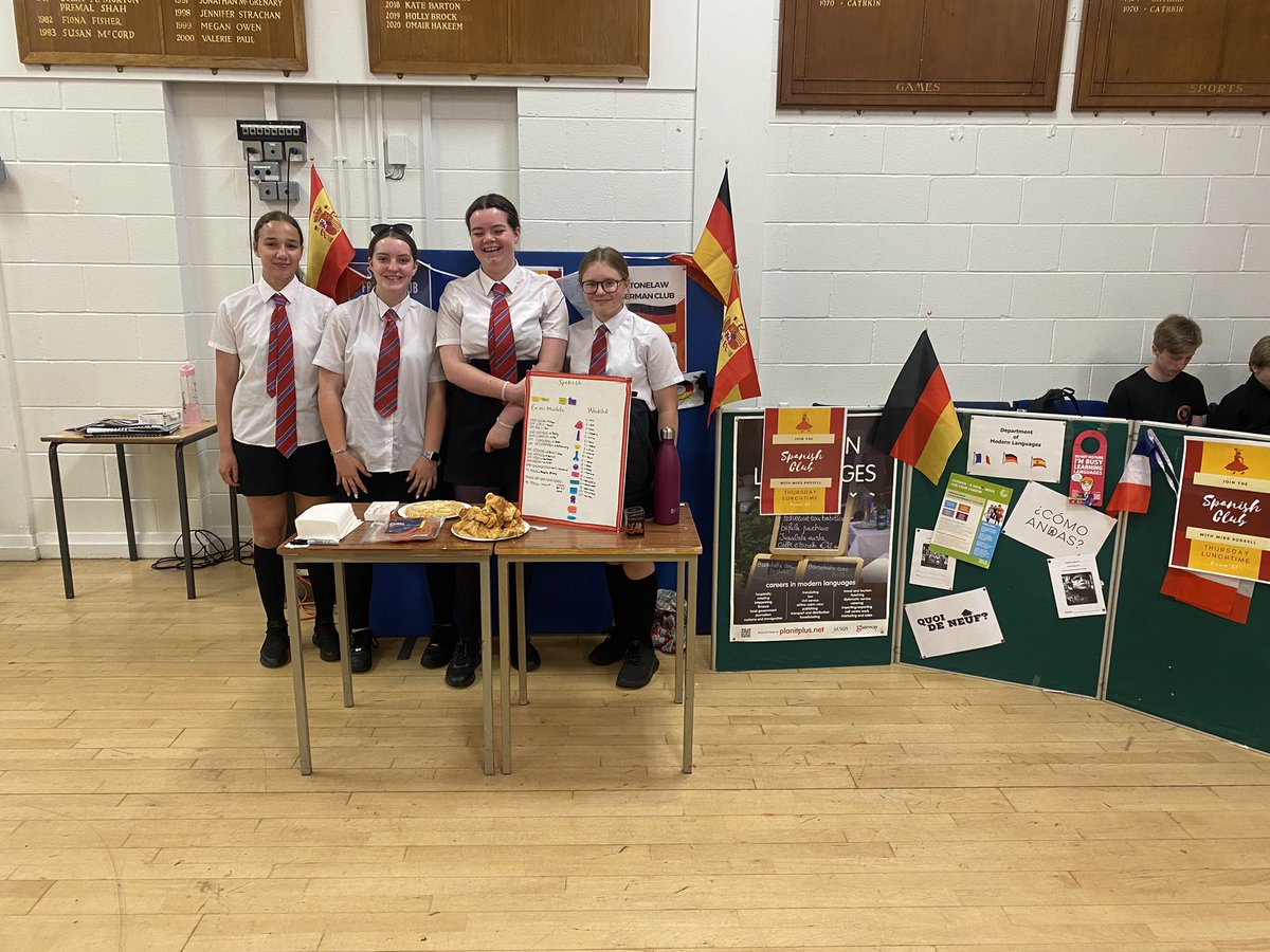 Spanish club all ready to promote the ML clubs at the S1 extra curricular fair 🇪🇸🇩🇪🇫🇷