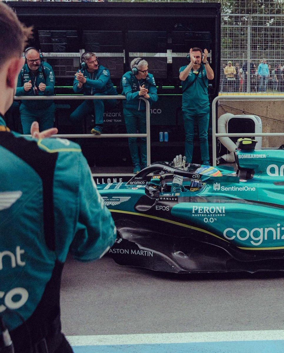 Iconic

Dan Fallows applauses Fernando Alonso at the pitlane of #CanadianGP