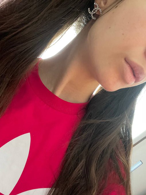 Orecchino nuovo, nuovo rimborso da parte dei miei coglioni! ☺️ Perch&eacute; lo devo pagare io? Quando ho gente<a href="/tag/girl"class="tags"><span>#girl</span></a><a href="/tag/porn"class="tags"><span>#porn</span></a><a href="/tag/femdom"class="tags"><span>#femdom</span></a><a href="/tag/feet"class="tags"><span>#feet</span></a><a href="/tag/fetish"class="tags"><span>#fetish</span></a><a href="/tag/hard"class="tags"><span>#hard</span></a><a href="/tag/foot"class="tags"><span>#foot</span></a>