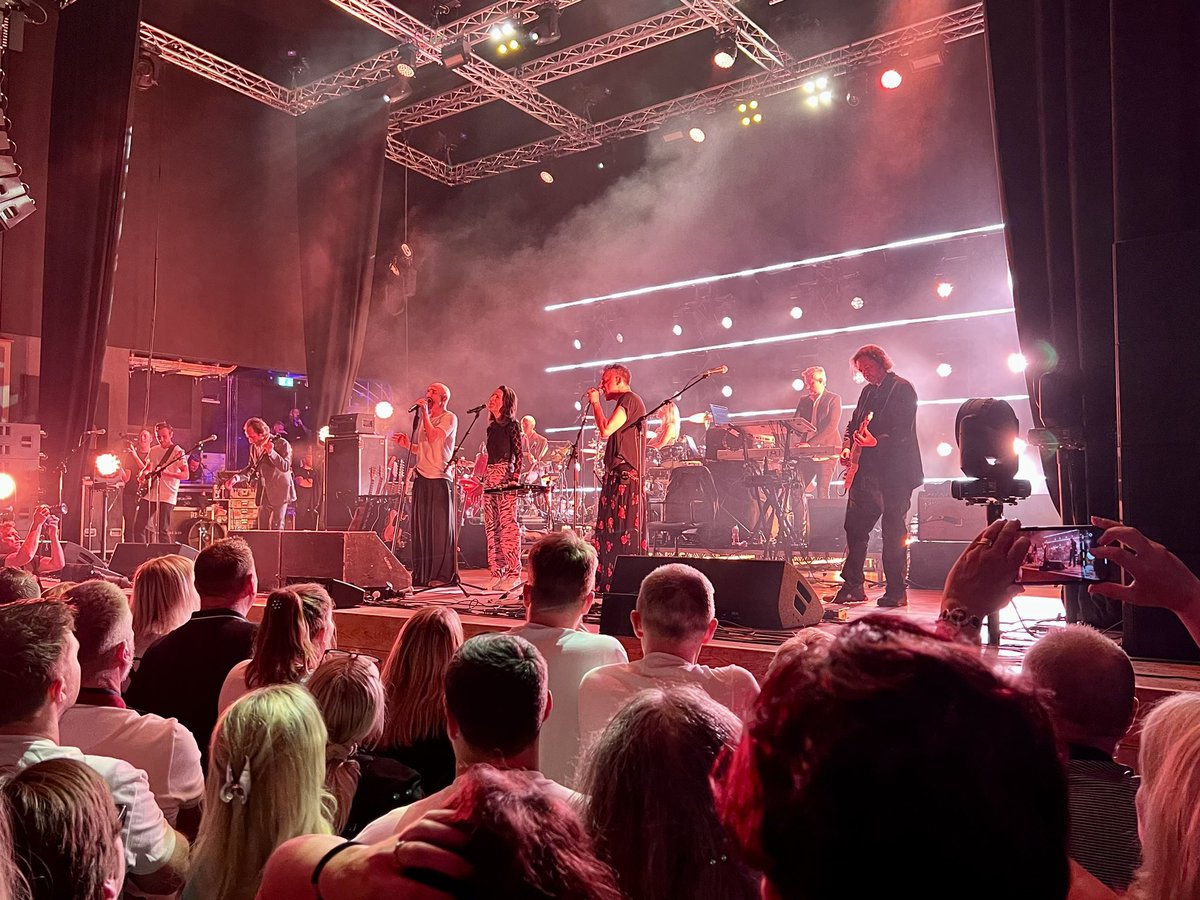 FrancisRunacres's tweet photo. If you’ve had a hard day at work or just feel down this lot just make everything better @wearejames @TheHallsWolves Getting away with it all messed up! https://t.co/VoQSVLQGuG