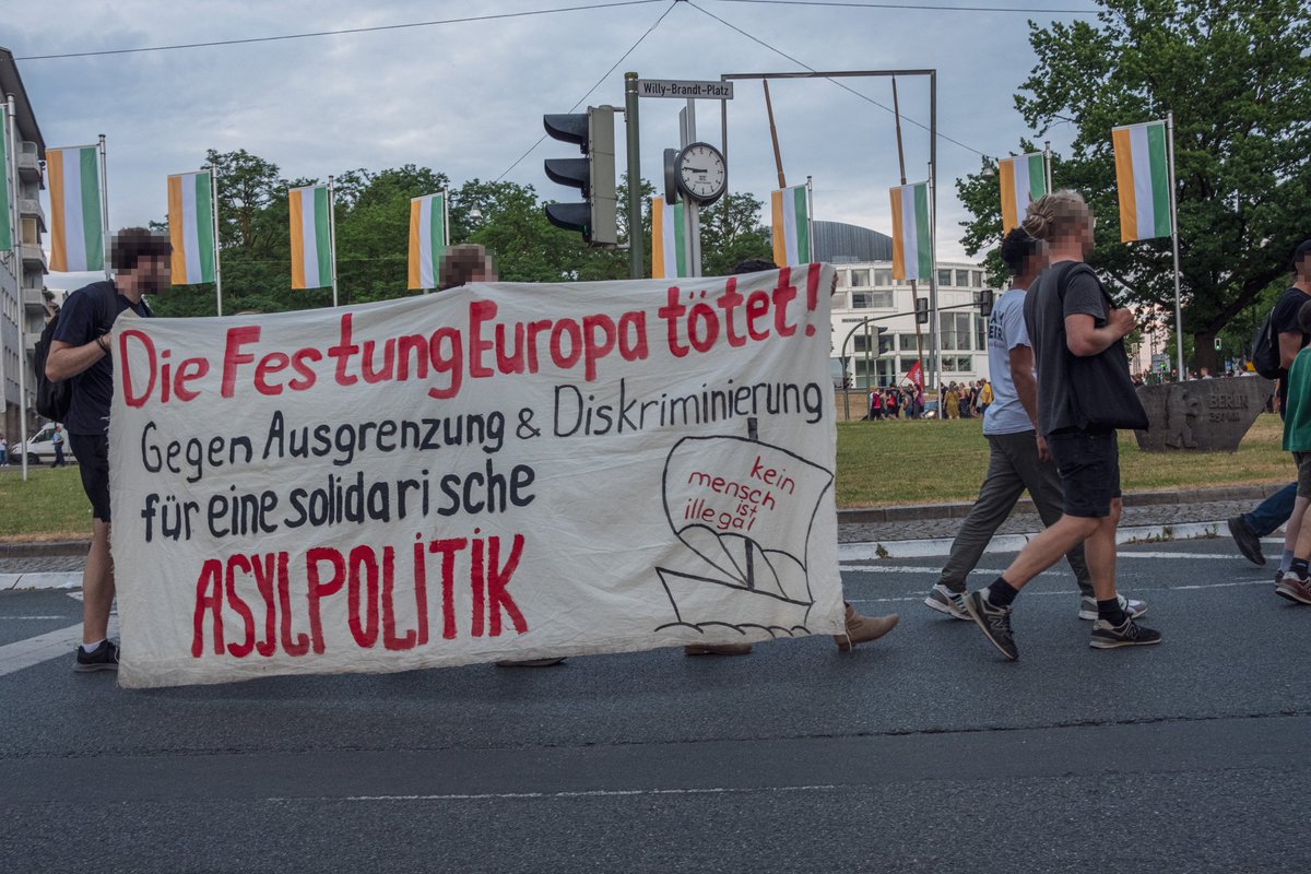 mor_schl's tweet photo. Rund 350-400 Menschen trugen am Abend in #Bielefeld ihren Unmut gegen die Reform des Gemeinsamen Europäischen Asylsystems (#GEAS) auf die Straße und forderten einen solidarischen und humanitären Umgang mit Menschen auf der Flucht. Bilder &amp; kurzer Thread (1/4) #WorldRefugeeDay https://t.co/b7BmMf5efa