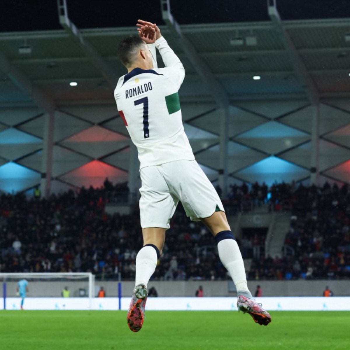 InvictosSomos's tweet photo. ¡¡CRISTIANO RONALDO DOS SANTOS AVEIRO!! ¡¡EL BICHO MARCÓ EN SU PARTIDO 200 CON LA SELECCIÓN DE PORTUGAL!! ¡¡CR7 APARECIÓ SOBRE EL FINAL PARA DARLE EL TRIUNFO A SU PAÍS ANTE ISLANDIA!! ¡¡CON 38 AÑOS DE EDAD, CRIS SIGUE SIENDO DIFERENCIAL!! https://t.co/GkEmCFAg2N
