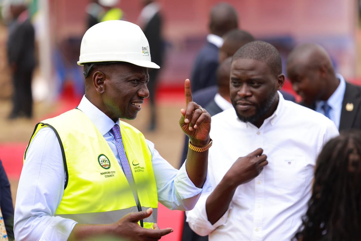 nooneshelp1's tweet photo. What do you think President Ruto was telling Governor Sakaja? https://t.co/26U6hMVdzL