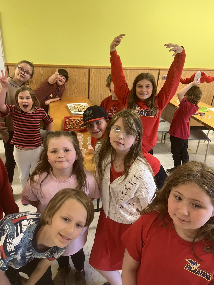 Today our grade 5/6 students <a href="/PerlwinElem/">Perlwin Elementary</a> shared their love of #foodliteracy by teaching K-4 students how to make some of their favourite snacks. 🍓🍌🍪🥪 Bravo 👏🏻👏🏻
