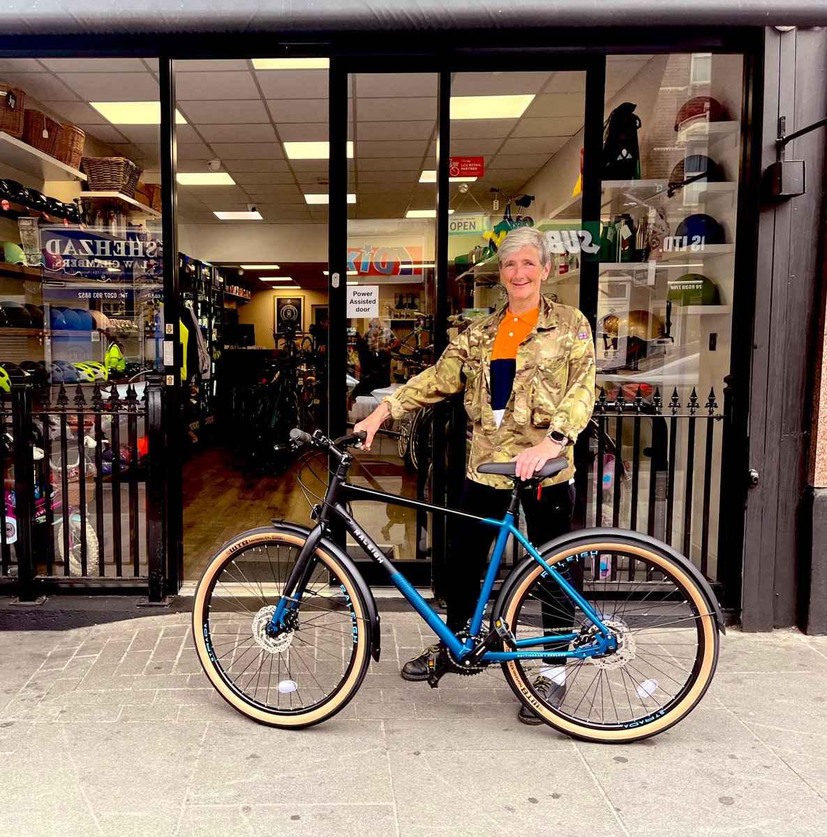 cyclespirit's tweet photo. A fun bunch of new cyclist we’ve had these past few days! Sophie with her @6kubikes &amp; @DashelHelmets 👍🏻

Alan ready to take hills with his @RaleighBikes_UK trace ebike⚡️

Cathy geared up for commute on her @WhyteBikes Malvern🚲

#newbikeday #walthamstowresidents #wfminiholland https://t.co/Z2jqvP8Shx