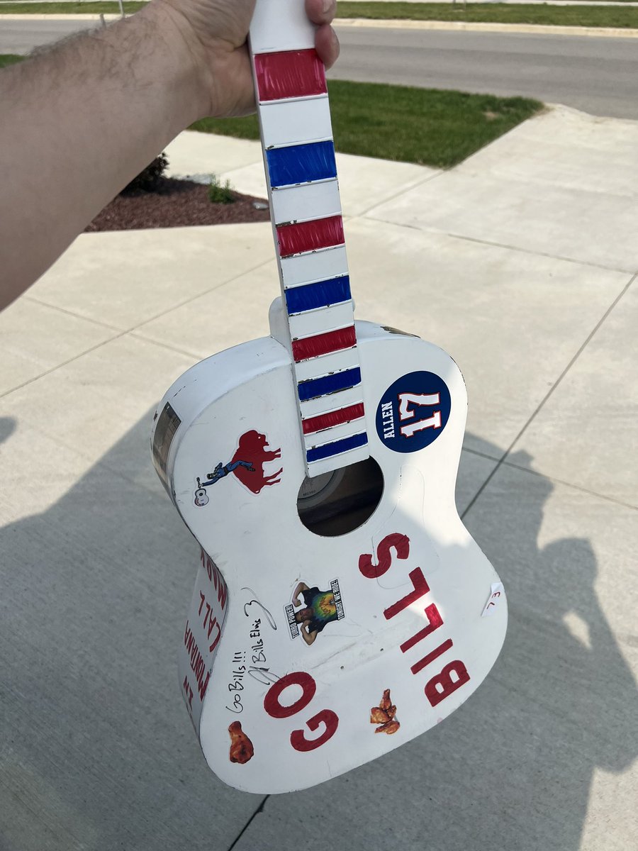 BuffaloFreddy's tweet photo. I won a guitar donated by @billselvis at back to back event chinese raffles.
It’s pretty awesome that he donates these to help local foundations and then gives his time there as well. Such a unique piece.
#BillsMafia #PanchosArmy #SquirrelForPresident https://t.co/Pou6RT1a62