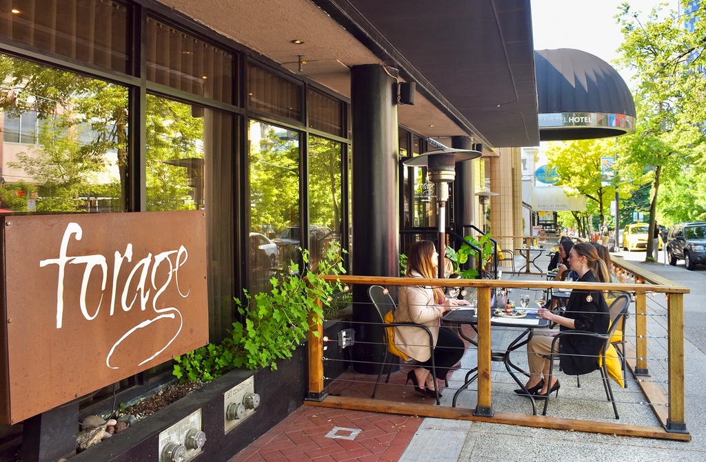Escape the ordinary and indulge in the excitement of our Robson Street patio, or bask in the serene surroundings of our tranquil backyard garden courtyard patio. 😍☀️