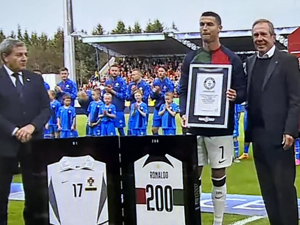 JosephUmelo's tweet photo. ����🏅TWO RECORDS, ONE OWNER 🐐🇵🇹

🥇Cristiano Ronaldo honoured for his Historic achievement; First Male Footballer with Most Goals for his Country (2003-2021)🇵🇹👏

🥇 First Male Footballer with Most International Caps ( 2003-2023) 🇵🇹👏🐐

Guinness World Record @GWR https://t.co/Nr9xajZArc