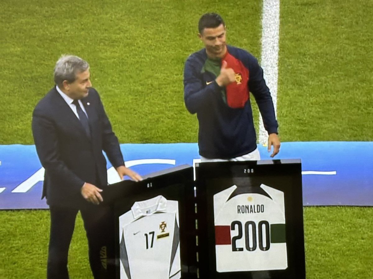 JosephUmelo's tweet photo. ����🏅TWO RECORDS, ONE OWNER 🐐🇵🇹

🥇Cristiano Ronaldo honoured for his Historic achievement; First Male Footballer with Most Goals for his Country (2003-2021)🇵🇹👏

🥇 First Male Footballer with Most International Caps ( 2003-2023) 🇵🇹👏🐐

Guinness World Record @GWR https://t.co/Nr9xajZArc