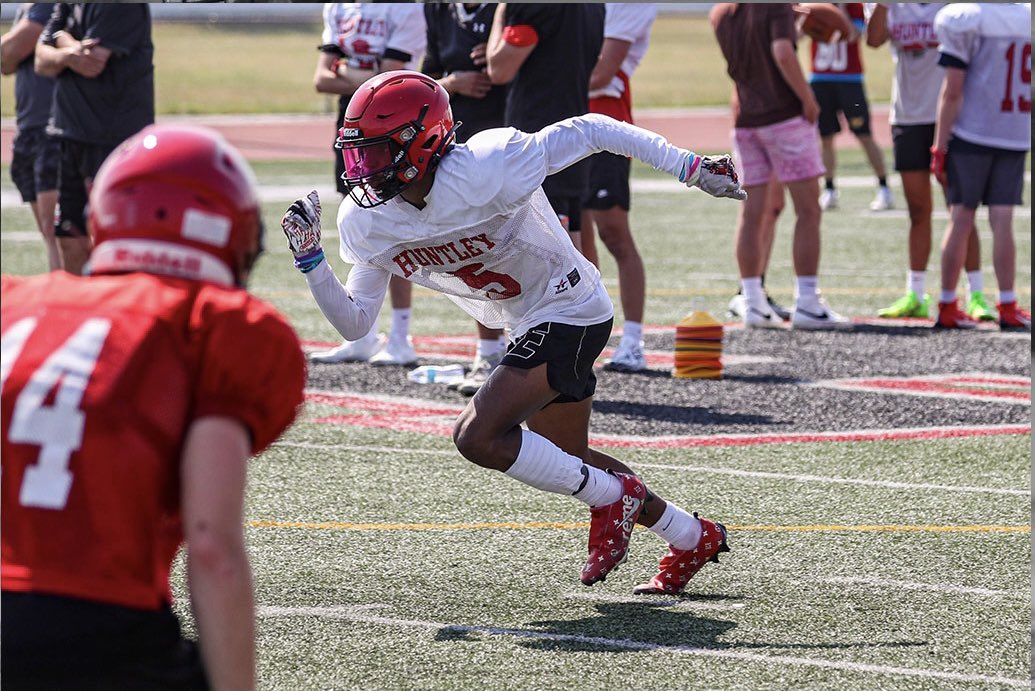 hhsrrh's tweet photo. Heading to the turf with some @HuntleyFB pictures! https://t.co/V53z3qFYrg