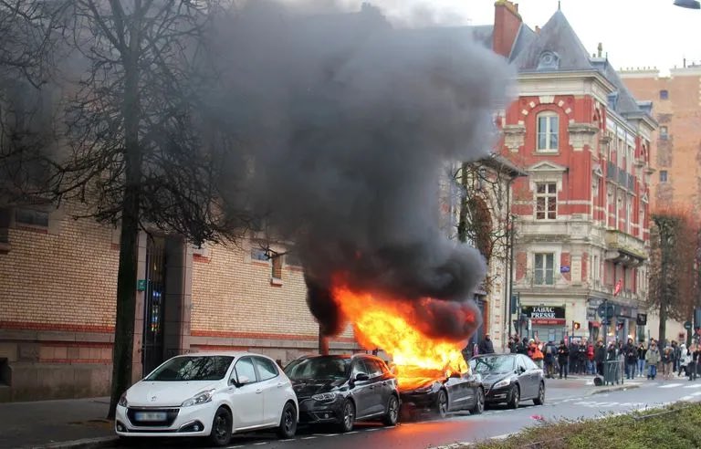 Anne Sophie Lapix is France and french people don’t give a fuck about Musk, moreover these cars often burn in the demonstrations. 👀