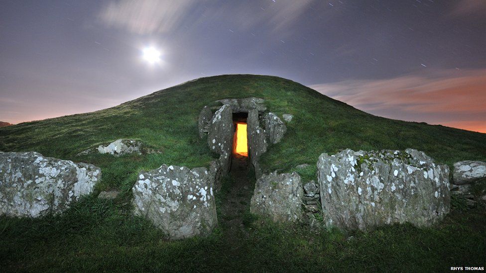 Let there be light!
This is Bryn Celli Ddu, a neolithic burial site on Anglesey, #Wales.
It is aligned to allow the sun to reach the back of the chamber at daybreak on the Summer Solstice, the longest day of the year.
#SummerSolstice #SummerSolstice2023 #longestday #midsummer