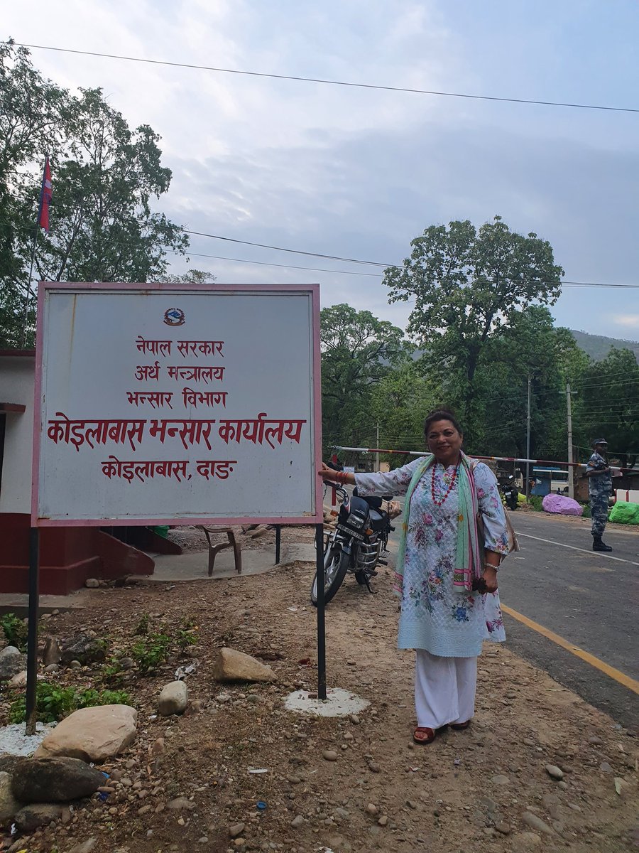 DurgaSob's tweet photo. ऐतिहासिक तथा राजनीतिक रुपमा प्रख्यात दाङकाे काइलाबासकाे  नेपाल भारत सिमानाकाे अबलोकन गर्ने अबसर मिल्याे। तर धेरै जसाे पुराना सरकारी अड्डा र बजारका घर काे राम्राे संग संरक्षण र प्रयाेग नभर खन्डर भएकाे देख्दा नरमाइलो लाग्याे। https://t.co/56csVG7PPJ
