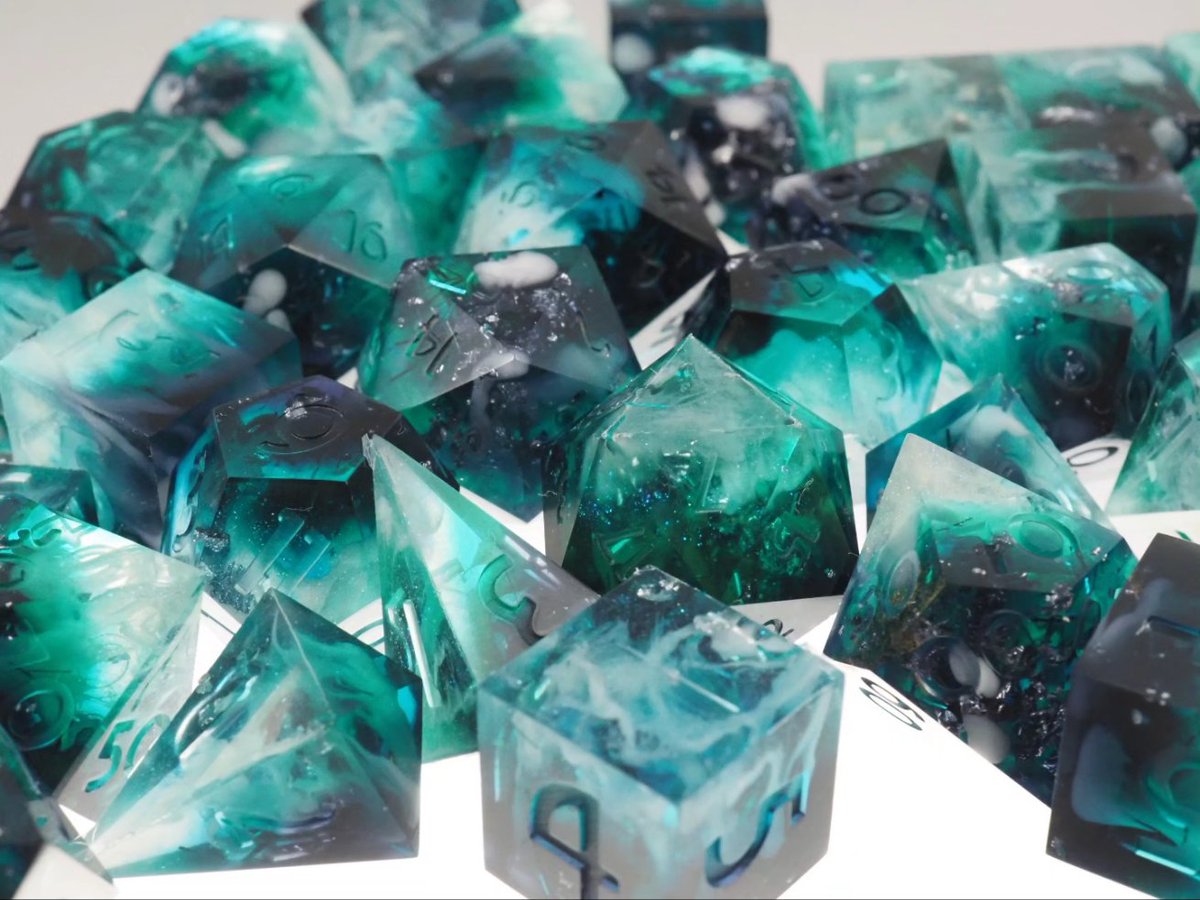 I made another #gradient pour, this time in turquois. What do you think about these? Do you have some name suggestions? I am planing on doing some more with different colors as well in future.
(WIP)(Ad)
#dice #dnd #dnd5e #epoxy #resin #rpg #ttrpg #pnp #pnpde #würfel #d20