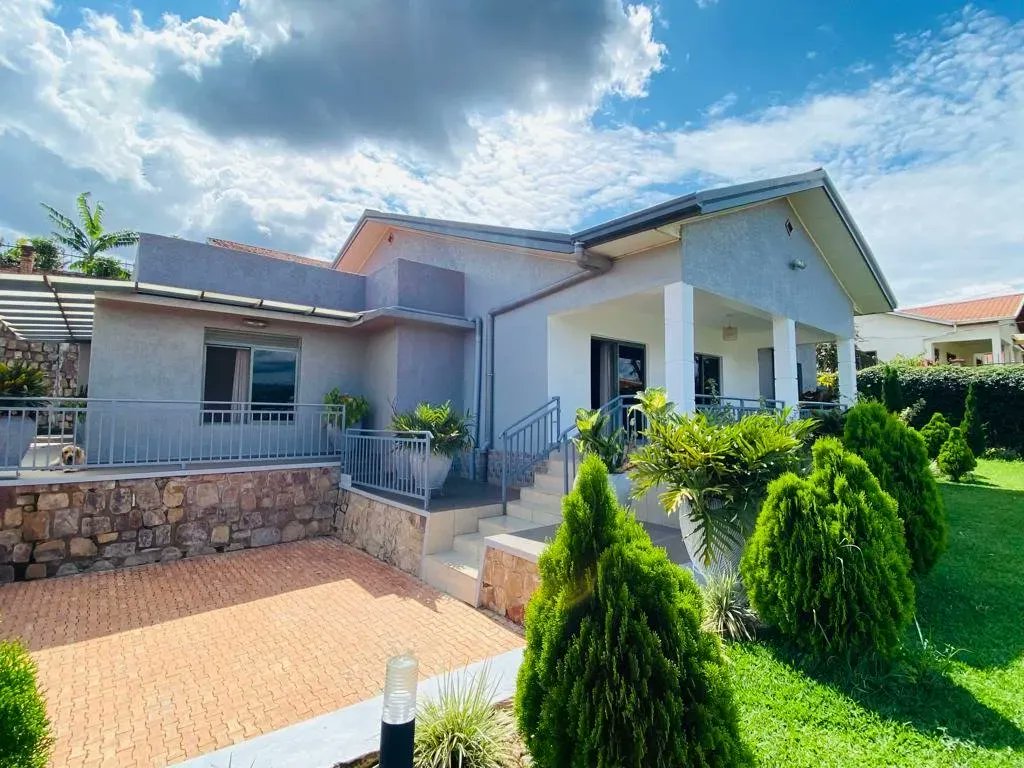 HouseInRwanda's tweet photo. Kibagabaga House for rent in Kigali 

- Price: 1,500 Usd /month
- Bedrooms: 4 
- Bathrooms: 3
- Plot size: 750.00 m²
- Furnished: Yes 

USE THIS LINK👉 https://t.co/D1YvNVPfmR for more details 

Contact name: Calvin 

#realestate #house #rent https://t.co/O2NMt6F9jR