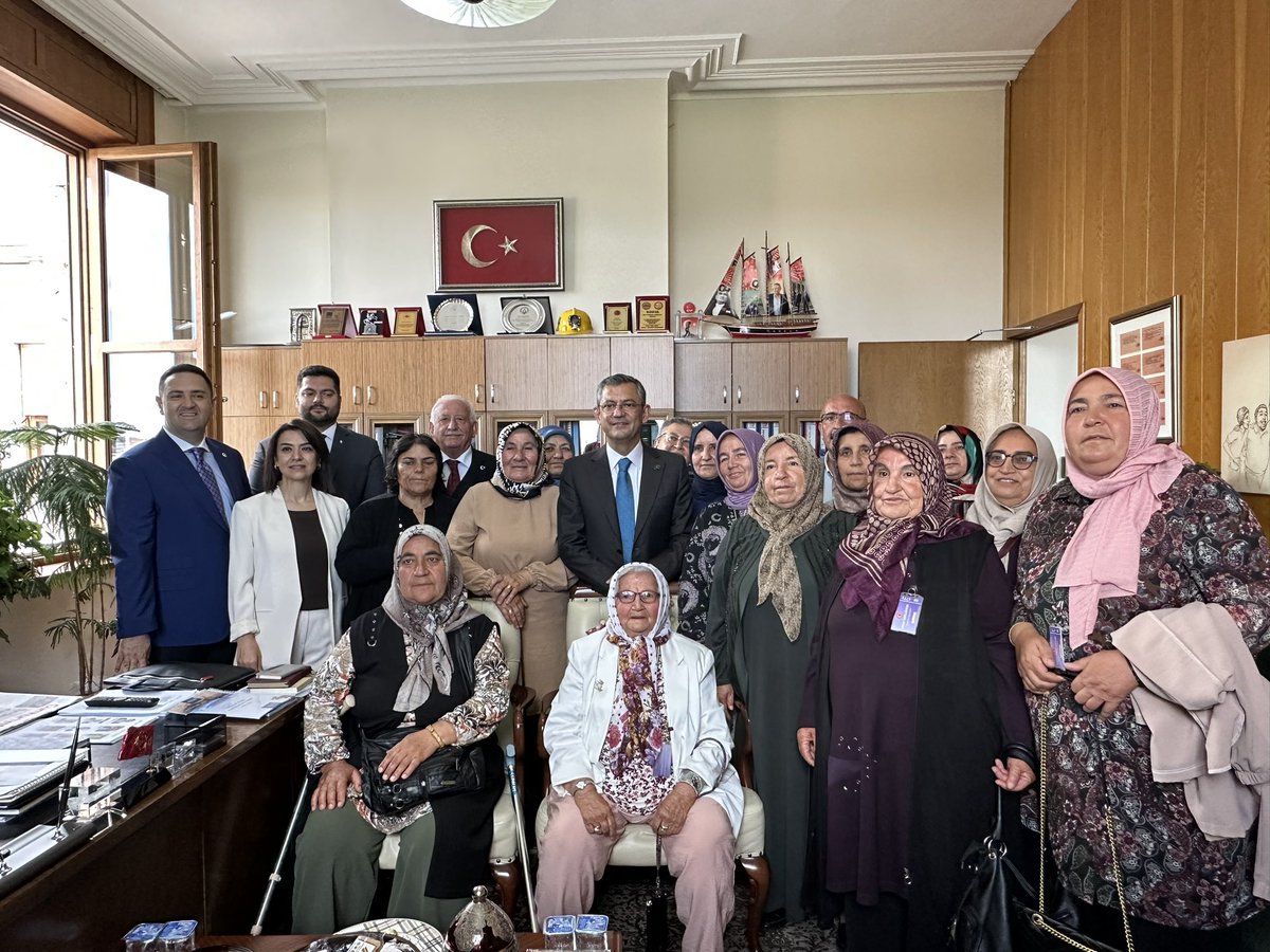 Bir sözümüzü daha yerine getirdik…

Evren ilçemizin fedakar örgütü ile çok zaman önce sözleşmiştik. TBMM’de kendilerini ağırlamak, genel başkanımızı ziyaret etmek üzere yaptığımız program bugüne nasip oldu. 

Ankara Milletvekilimiz Gamze Taşçıer ile birlikte kendilerine ev