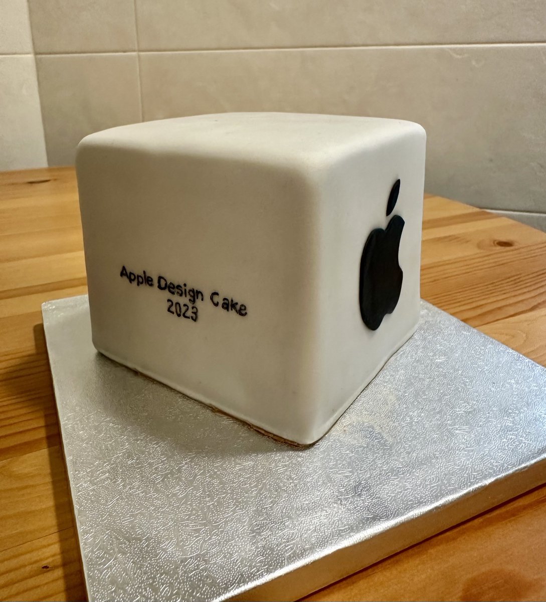 Flighty's tweet image.  Apple Design Cake! 

Debuting the all-new SF Freehand. Guess what flavor?