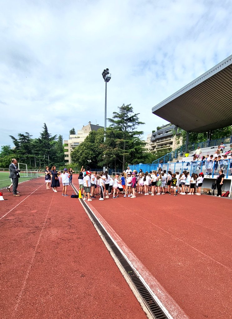 AureliAssouline's tweet photo. #CourseSolidaire #TDAHFrance #Enfantsdu17e
🏃♂️🏃♀️ Je suis fière de nos élèves des écoles #Fourcroy et #Laugier à #Paris17 qui ont organisé leur course solidaire et reversés plus de 2 500 € à l'association TDAH France - Hypersupers 💕 Chaque pas effectués ce matin en courant était un pas de plus vers l'autre, montrant leur volonté d'inclure l'autre au delà de ses différences
Heureuse d'avoir pu accompagner l'école dans laquelle je suis representante de la mairie et d'avoir remis au nom du maire @geoffroyboulard et de ma collègue maire-adjointe en charge des écoles @geraldinerouah 480 médailles pour les féliciter de cette participation et 480 passeports du civisme pour les accompagner dans leur apprentissage de la citoyenneté à travers des actions solidaires, environnementales, sportives, etc... qu'ils pourront réaliser avec leurs parents ou leurs professeurs.
Bravo et merci aux parents à travers l'association PEEP, aux enseignants et à la directrice pour leur engagement auprès des enfants !
#PasseportDuCivisme #solidarité @Mairie17