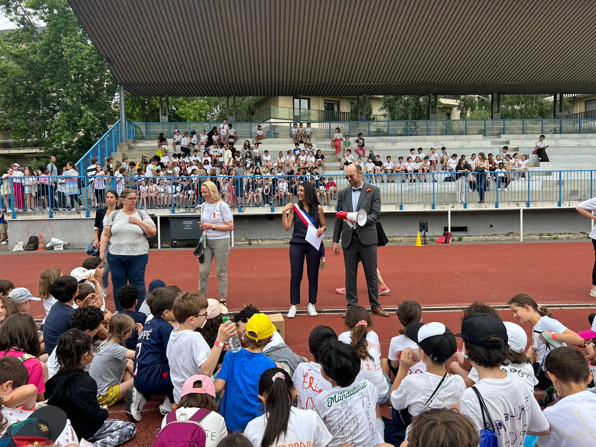 AureliAssouline's tweet photo. #CourseSolidaire #TDAHFrance #Enfantsdu17e
🏃♂️🏃♀️ Je suis fière de nos élèves des écoles #Fourcroy et #Laugier à #Paris17 qui ont organisé leur course solidaire et reversés plus de 2 500 € à l'association TDAH France - Hypersupers 💕 Chaque pas effectués ce matin en courant était un pas de plus vers l'autre, montrant leur volonté d'inclure l'autre au delà de ses différences
Heureuse d'avoir pu accompagner l'école dans laquelle je suis representante de la mairie et d'avoir remis au nom du maire @geoffroyboulard et de ma collègue maire-adjointe en charge des écoles @geraldinerouah 480 médailles pour les féliciter de cette participation et 480 passeports du civisme pour les accompagner dans leur apprentissage de la citoyenneté à travers des actions solidaires, environnementales, sportives, etc... qu'ils pourront réaliser avec leurs parents ou leurs professeurs.
Bravo et merci aux parents à travers l'association PEEP, aux enseignants et à la directrice pour leur engagement auprès des enfants !
#PasseportDuCivisme #solidarité @Mairie17
