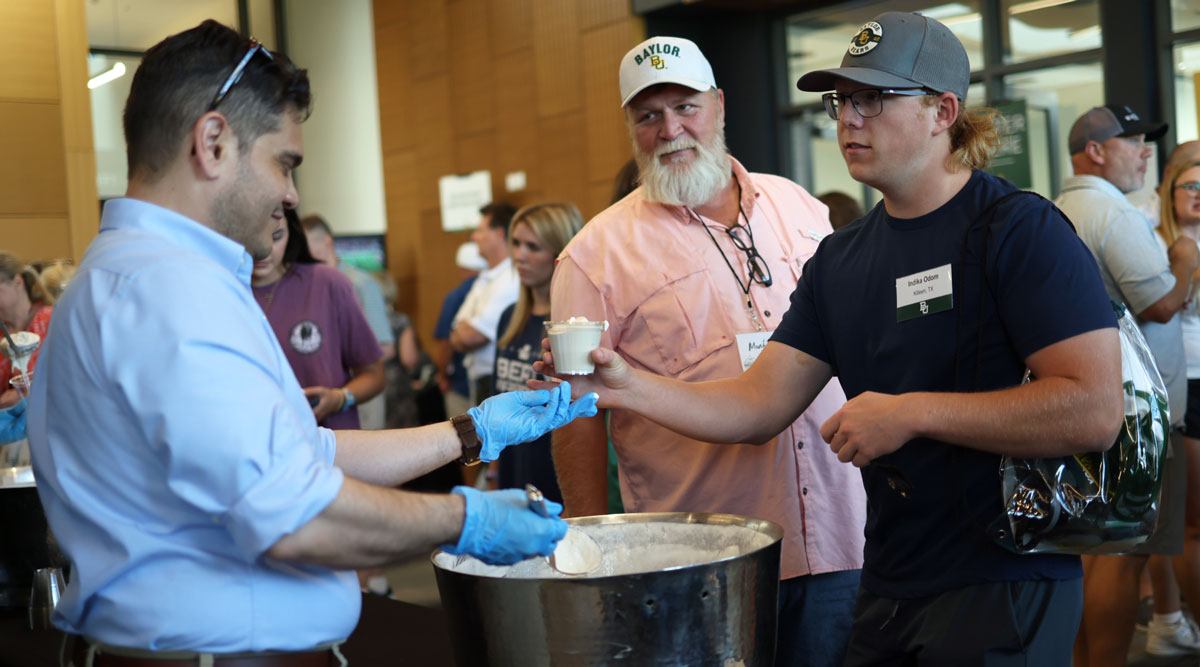 Baylor's tweet photo. #BU27's first Dr Pepper Hour! 😋🍨

📍 Baylor Line Camp/Orientation https://t.co/Rk8wcLoUiD