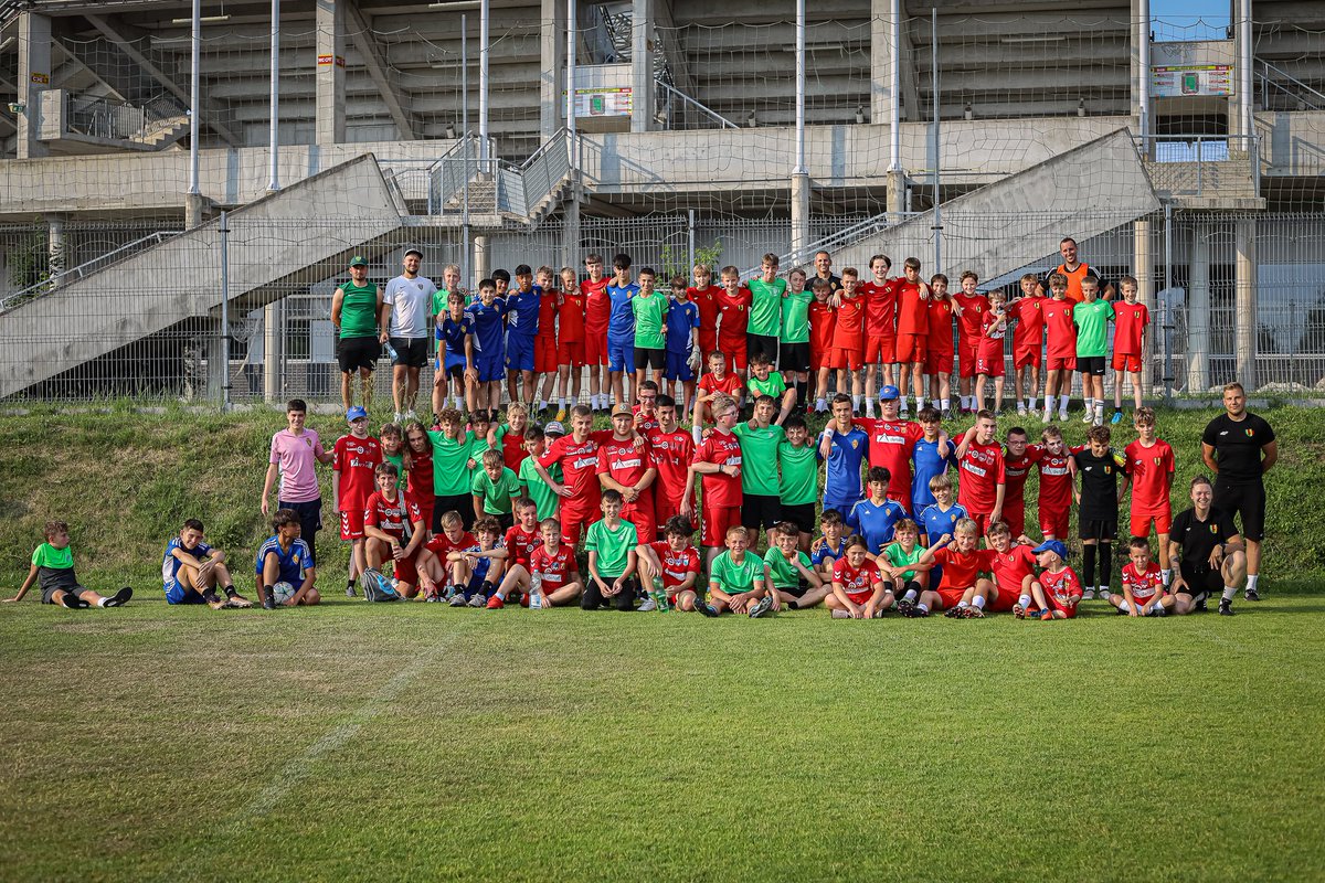 AkademiaKorona's tweet photo. 𝐏𝐢ł𝐤𝐚 𝐧⚽𝐳̇𝐧𝐚 ł𝐚̨𝐜𝐳𝐲 𝐥𝐮𝐝𝐳𝐢! 

@RealZaragoza, @mskzilina1908 i Megamocni Futbol Kielce - razem robimy fajne rzeczy! 😍
__
@GrupaPZU, #DobraDrużynaPZU https://t.co/5KxrpqEAw9