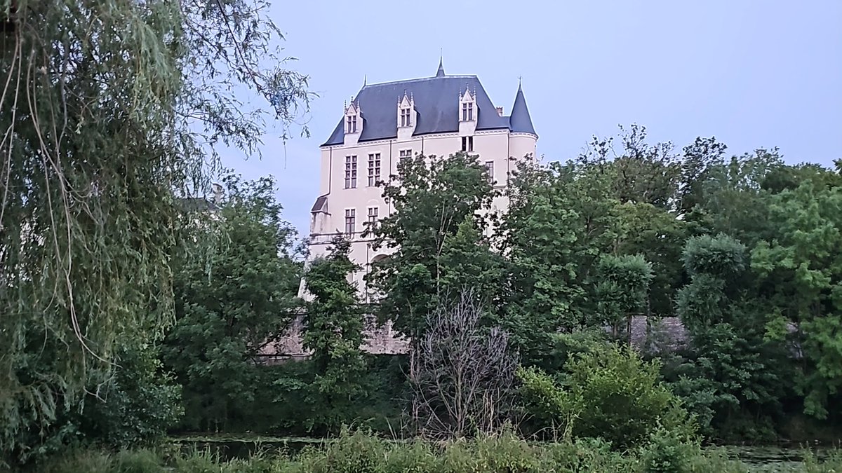 davemoxon's tweet photo. Pourquoi ce bâtiment public historique n'est pas ouvert au public?  @Chateauroux36 @nrchateauroux https://t.co/JqGUTDA3ZI