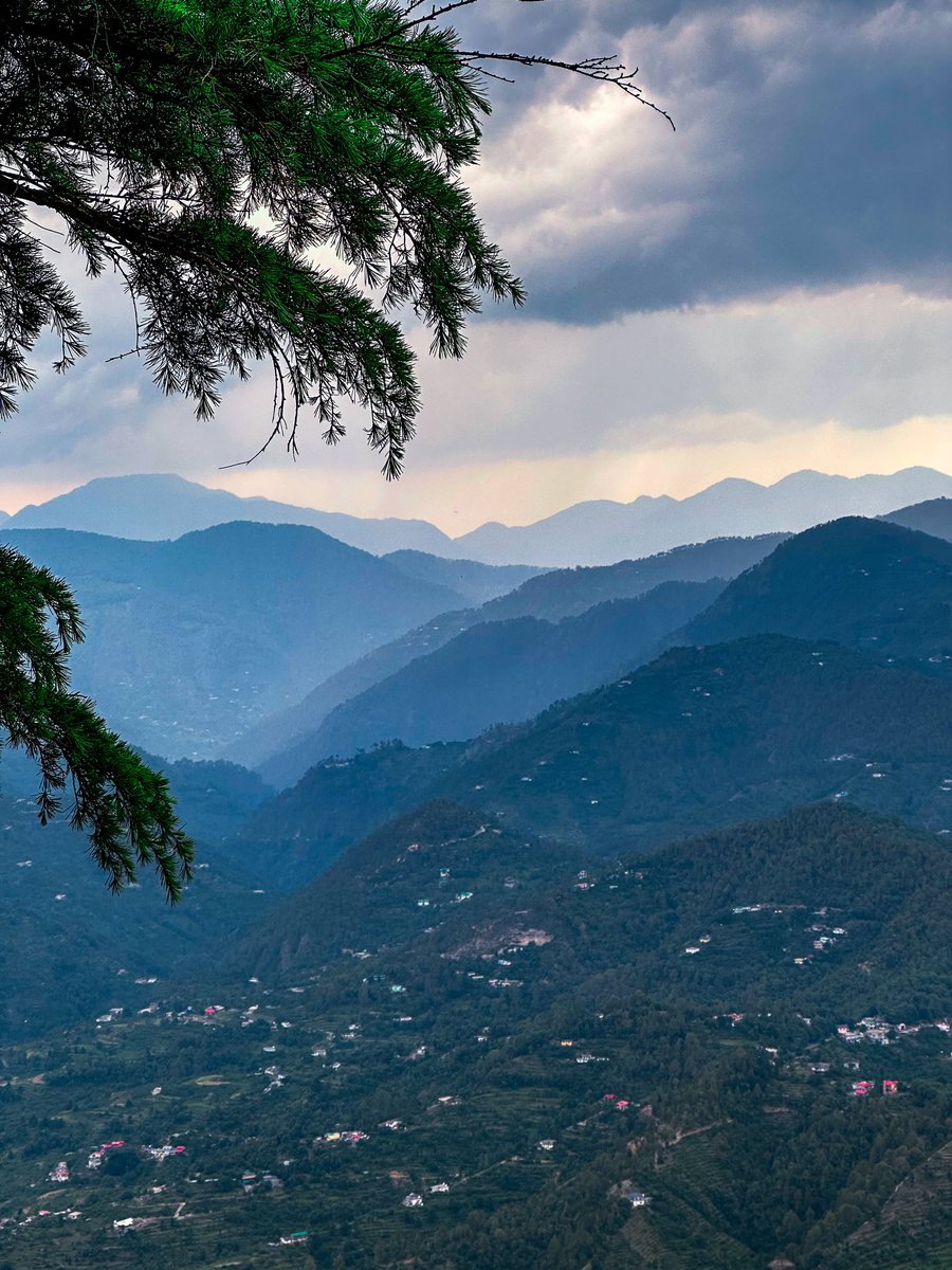 escapeteddy's tweet photo. Pahadon ka asli maza toh baarish me hi h ! 😍🤩 With dense clouds and layers they look unreal. 😮 

Do you agree ? 

#tuesdayvibe #shotoniphone #mountains https://t.co/QazaTK9hj7