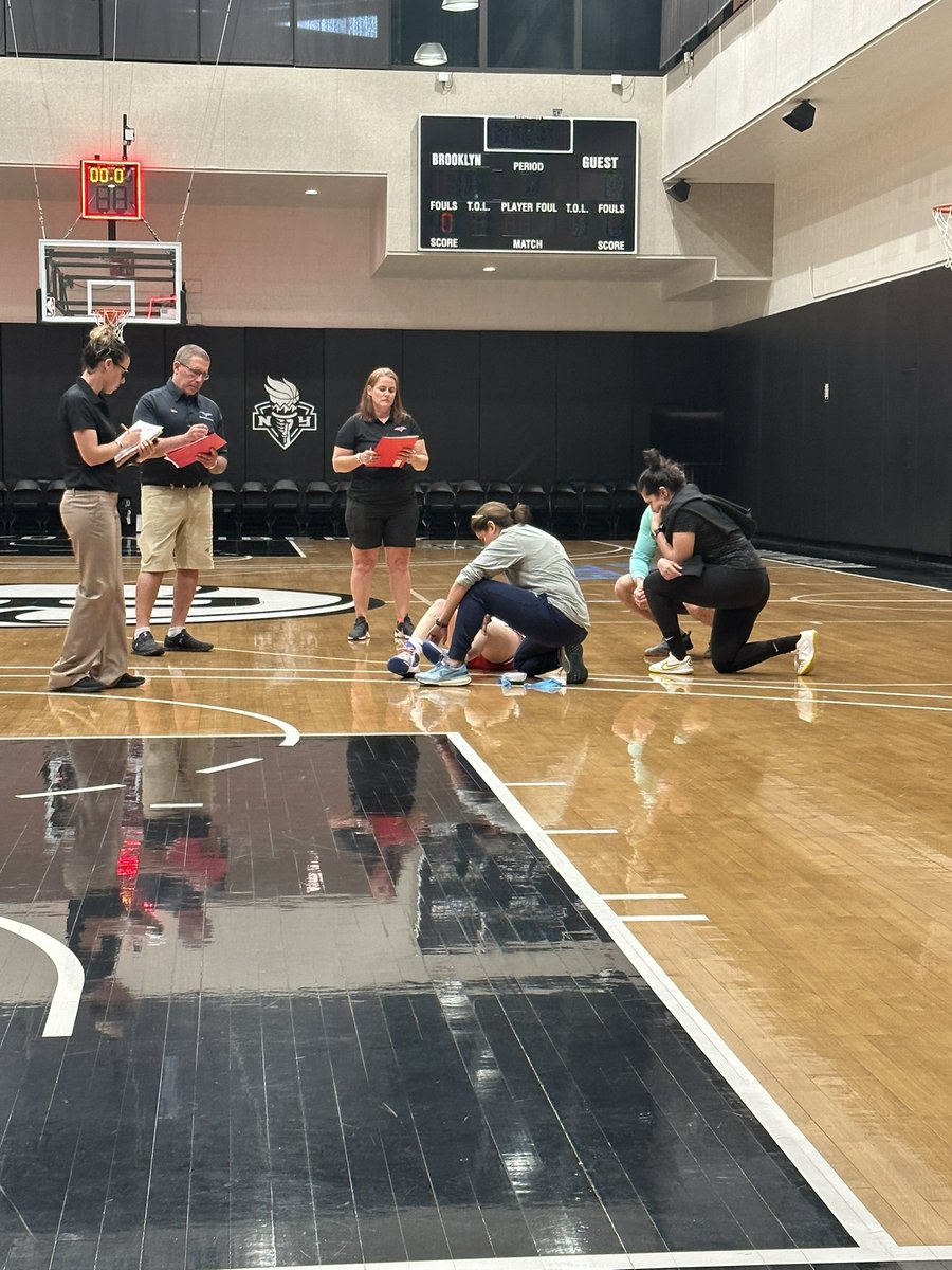 JamesRobinsonMD's tweet photo. Emergency preparedness training with NY Liberty. 
Thanks to @SpMedConcepts for the great session. #keepemhealthy https://t.co/2kOR5nsvzX