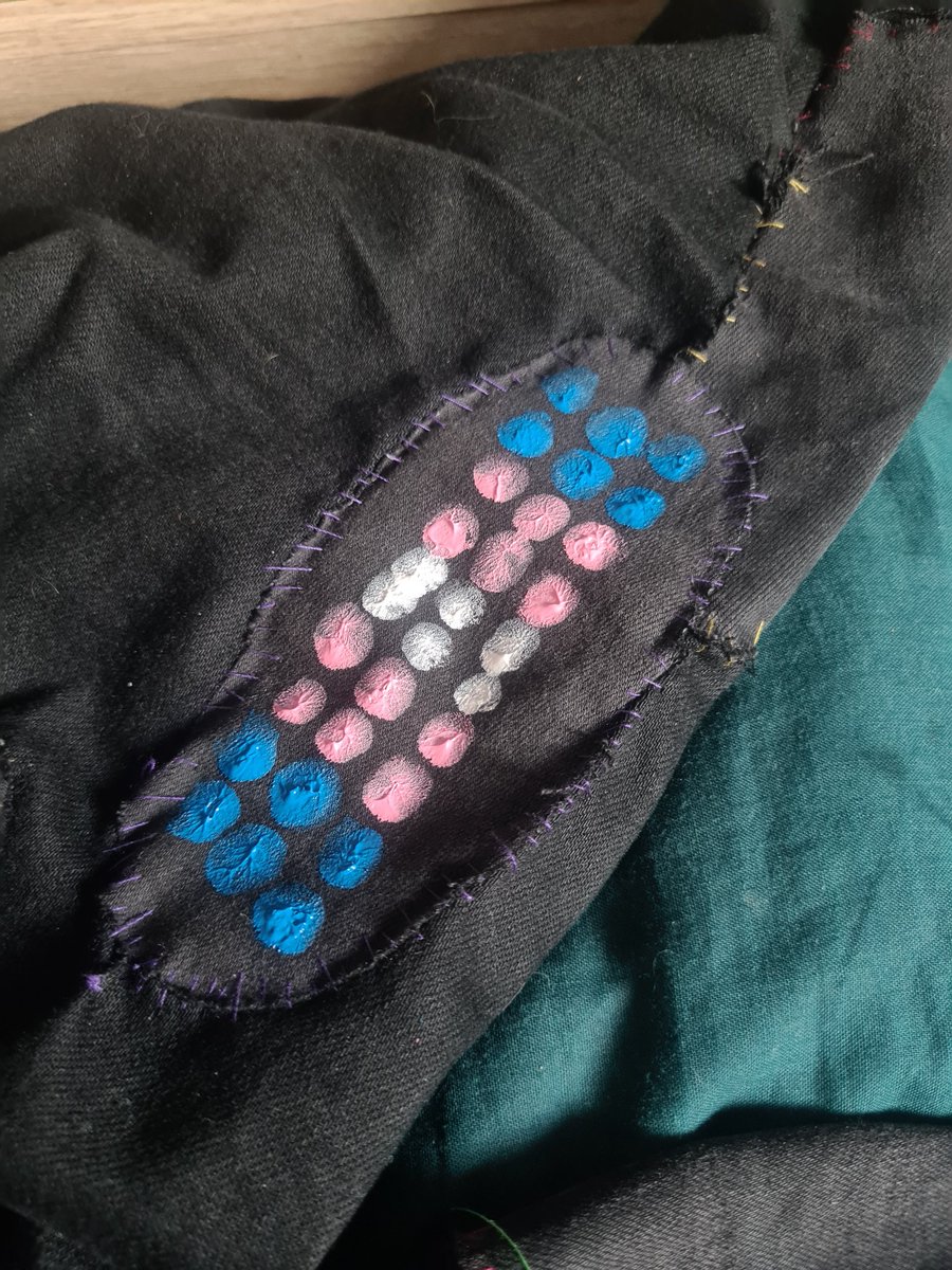 #trans #transrights #transmenaremen #transwomenarewomen #transisbeautiful #TransRightsAreHumanRights #lgbwiththet 

Making my jeans better for pride. <3