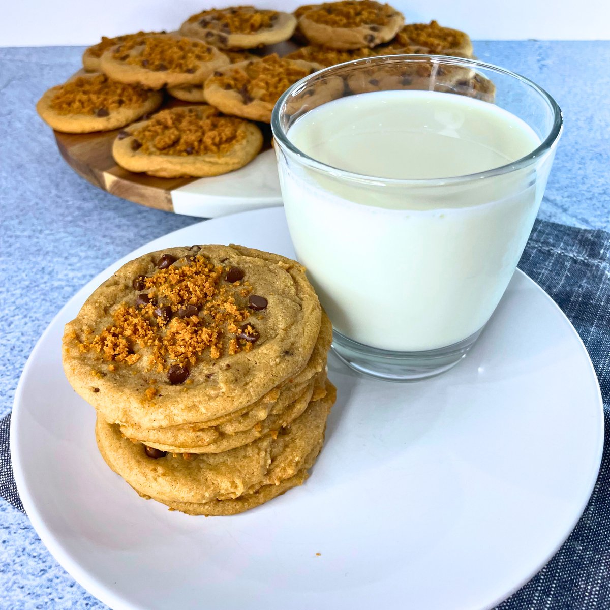 My_SimpleThings's tweet photo. Melt-in-your-mouth Biscoff Butter Cookies can be made and enjoyed in under 30 minutes. Sweet and spicy to make the perfect cookie. Lotus butter cookies combined with cinnamon, ginger, vanilla, and chocolate chips create perfection! https://t.co/9PJBWA0ANQ via @My_SimpleThings https://t.co/cIvvHBkNjK