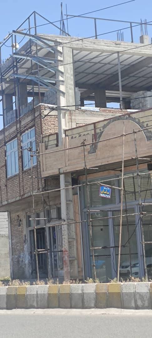 تیر چراغ برق داخل ساختماني در شهر اهر استان آذربایجان‌شرقی