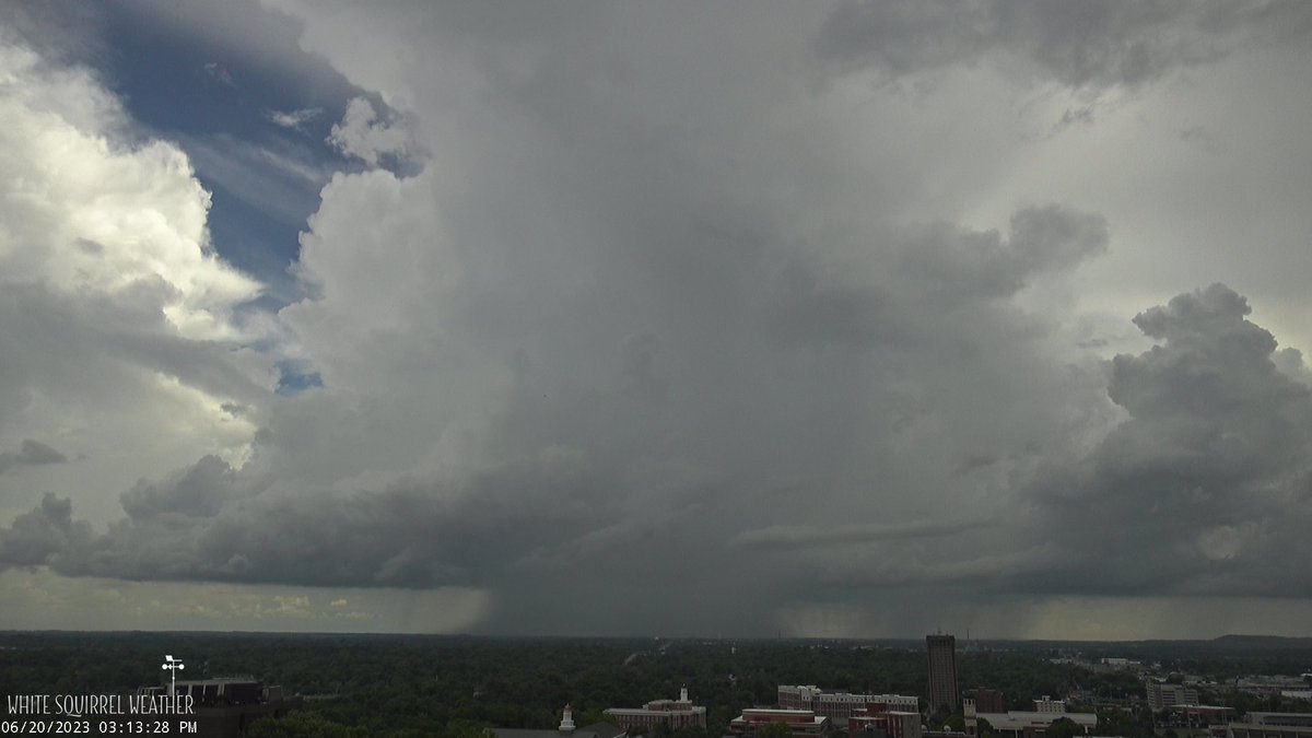 Excellent view of a thunderstorm on the north side of Woodburn. #WKU