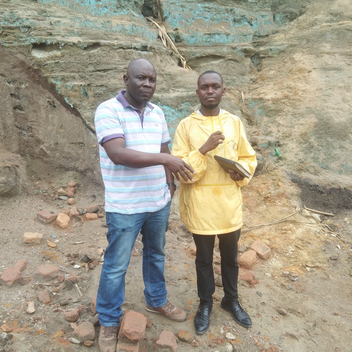 MbungaFor39318's tweet photo. As the number of cancer patients rapidly increase in our community, we have today  joined hands with academician from makerere university to carry out an applied research and find out the correlation btn heavy metals in wastes dumped around the area and cancer. #savethegirlchild https://t.co/LbhHte9YbS
