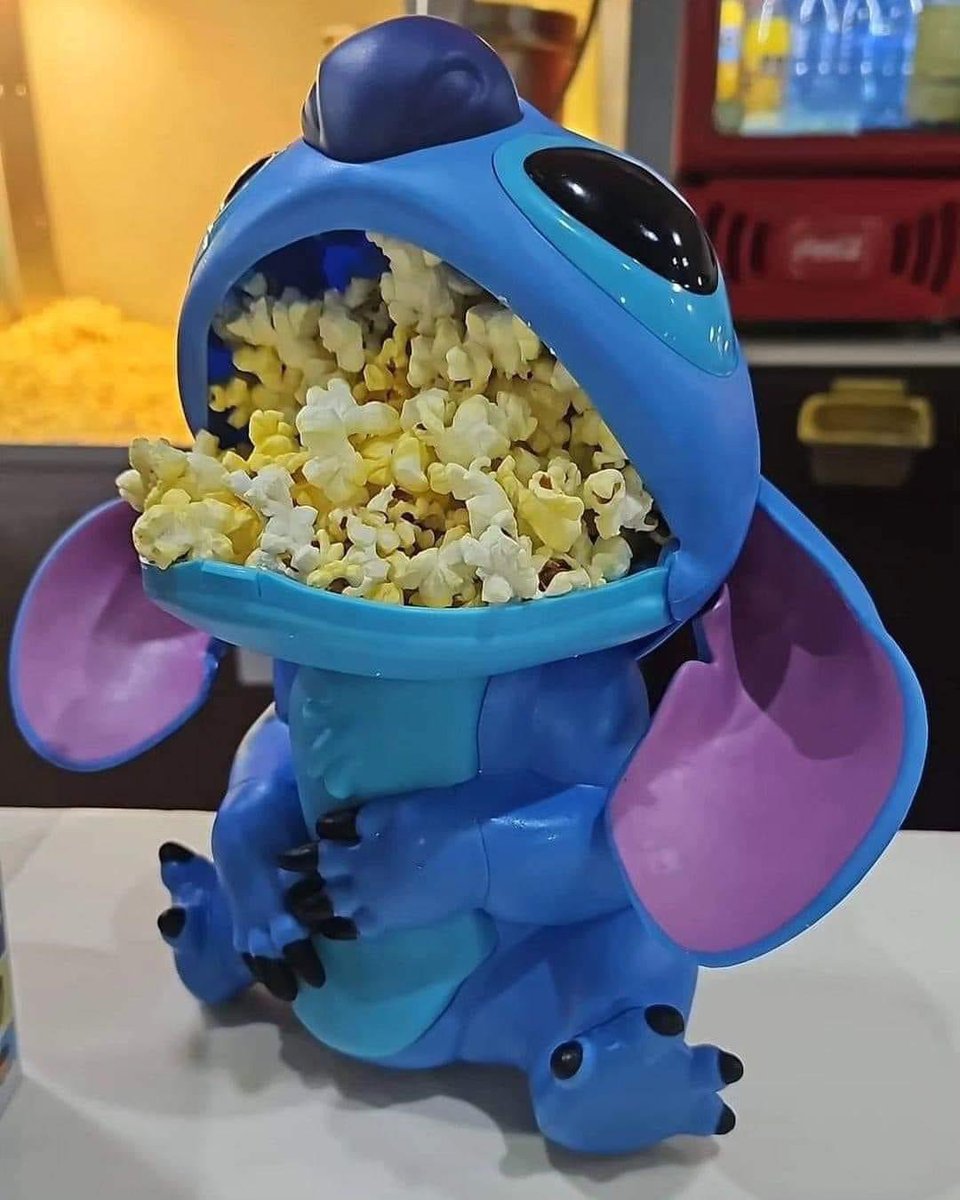 Con motivo de los 100 años de Disney, Cinemex lanza una palomera de Stitch, es articulada y esta bellísima