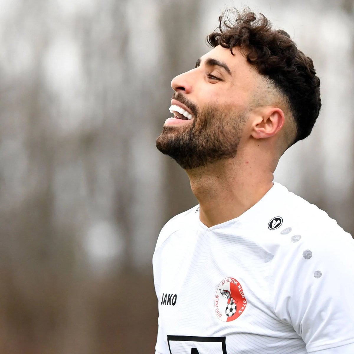 Ey Leute im erst, nur weil er seine Frau unterdrückt  muss er nicht gleich ein schlechterer Mensch Sein. Er weiß was er will und er nimmt es sich #hisbodyhischoice