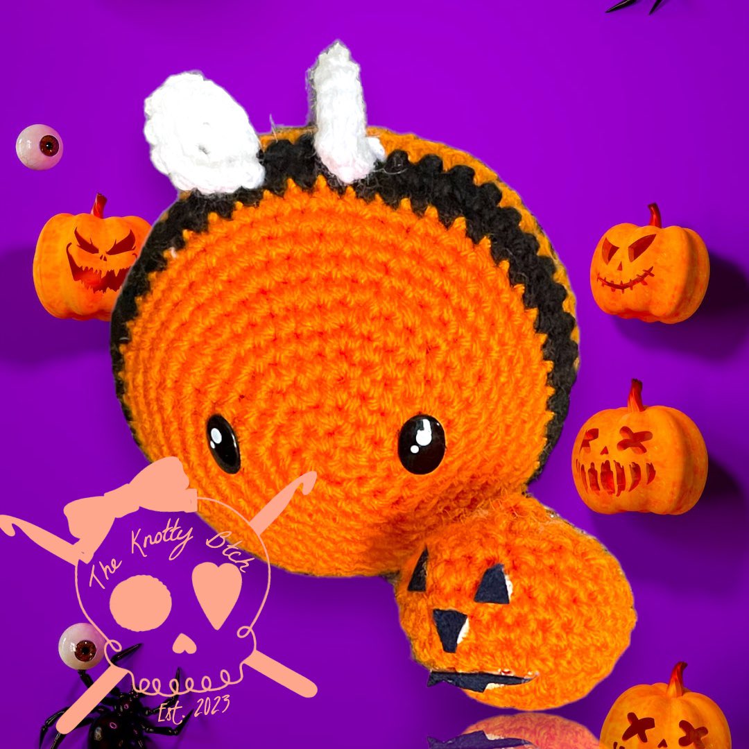 theknottybtch's tweet photo. Hot off the hook! 
Devil bee plushie and mini devil keychain
Halloween bee plushie and pumpkin keychain.
#theknottybtch #crochetlove #smallbusinessbigdreams #bakersfield #shoplocal #Halloween #spooky #bees #crochetaddict https://t.co/6WcT4jTBiL