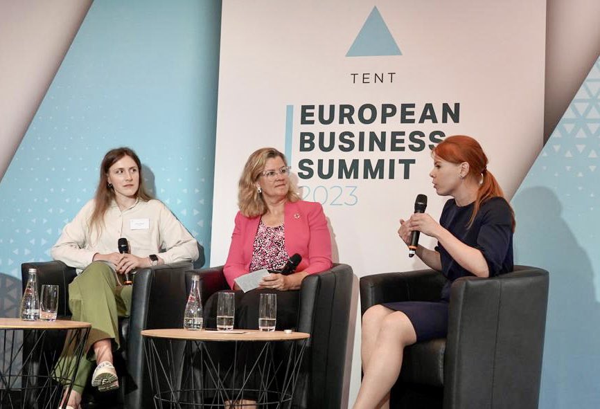 hamdiulukaya's tweet photo. today on #worldrefugeeday I am so proud of yesterday Tent #EuropeanBizSummit - historic day for @tentorg, for refugees, for business, for humanity. 

250,000+ refugees will receive jobs &amp; training in Europe from 40+ companies 💼 🤝 https://t.co/MoI6fzrPkF