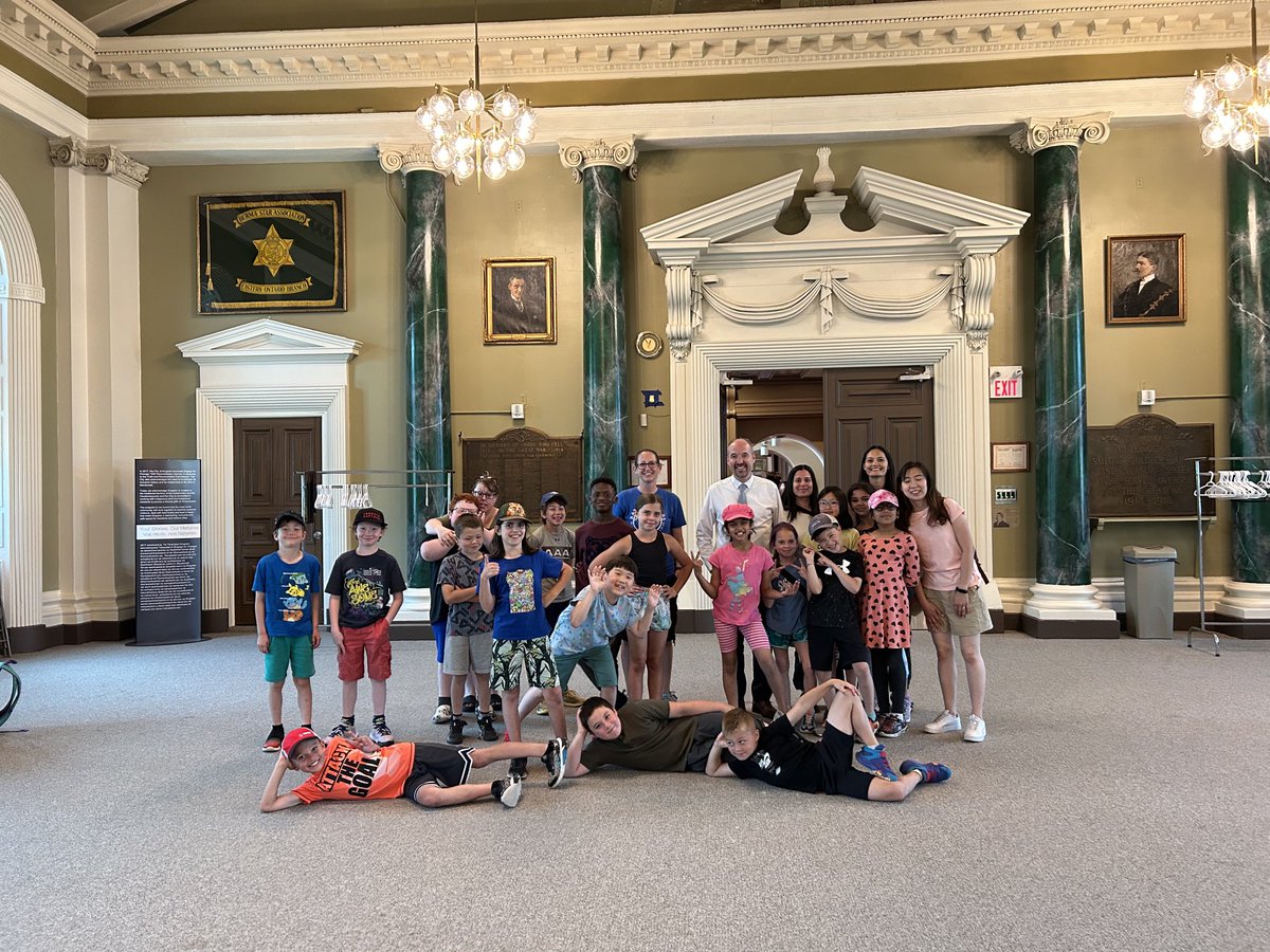 MrsStephen_LDSB's tweet photo. We had a top-notch tour of Kingston City Hall today. Thanks ⁦@MayorPaterson⁩ for coming to say hello to our class! ⁦@cityofkingston⁩ #ygk ⁦@BayridgePS_LDSB⁩ ⁦@LimestoneDSB⁩ https://t.co/JRkoTEEM6H