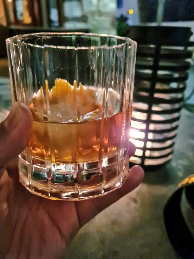 JohnS_71's tweet photo. Cheers folks. #OldFashioned #AnderssonsBar https://t.co/j3a7djFxiX