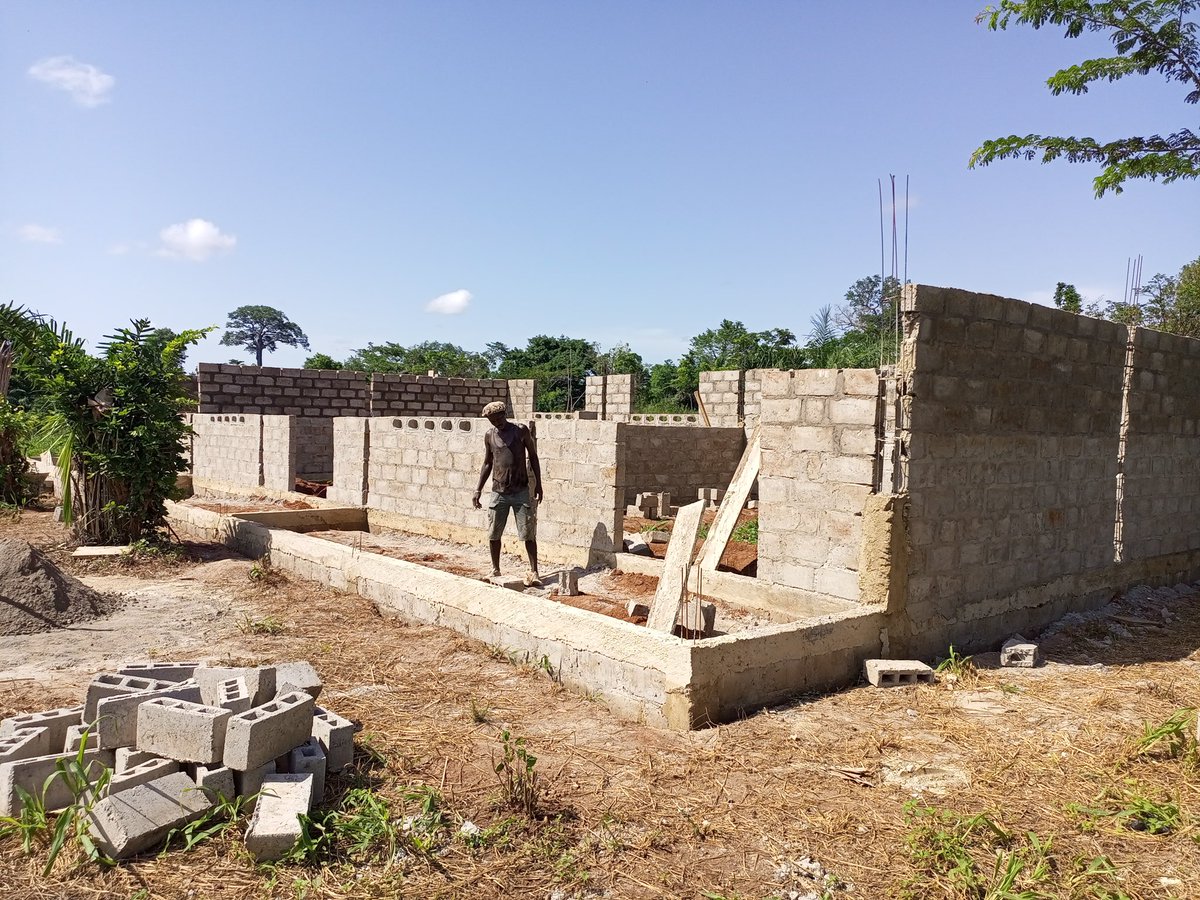 csaavedra_'s tweet photo. Así avanzamos en la nueva escuela que estamos construyendo en Costa de Marfil. Ellas festejan. Las niñas y niños juegan en la tierra sobre la que estudiarán. El equipo que dirijo allí está haciendo un trabajo excepcional. A veces la vida es hermosa. https://t.co/bpj4GKsz3Y