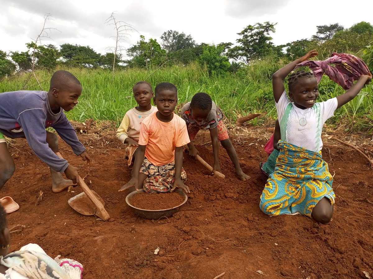 csaavedra_'s tweet photo. Así avanzamos en la nueva escuela que estamos construyendo en Costa de Marfil. Ellas festejan. Las niñas y niños juegan en la tierra sobre la que estudiarán. El equipo que dirijo allí está haciendo un trabajo excepcional. A veces la vida es hermosa. https://t.co/bpj4GKsz3Y