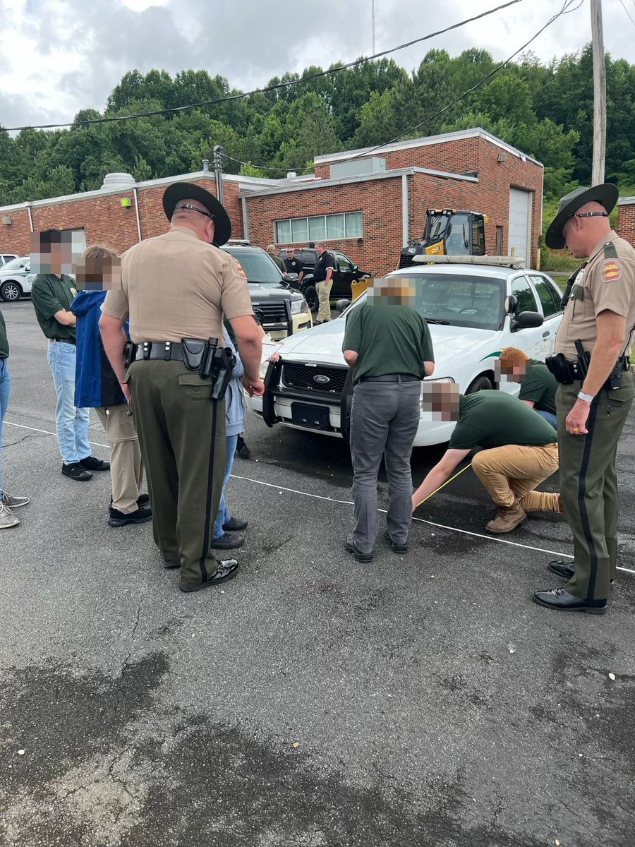 THPFallBranch's tweet image. Sgt. Tim Wolfenbarger and Troopers Brad Proffitt and Jeremiah Downes assisted today with the Carter County Sheriff’s Office’s L.E.A.D. Academy. Here they are showing students how to mark and measure a crash scene. #YouthInLE #FutureLEOfficers #CommunityImmersion 👮‍♂️👮🚔🚨