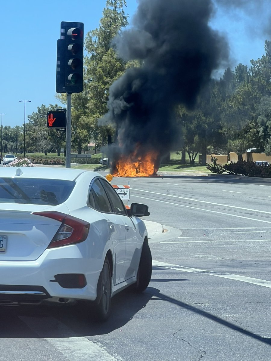 ddmackattack's tweet image. Car engulfed by flames near ocotillo and Alma school rd in chandler Az. 
Hope no one was in side. 🙏🏼 @FOX10Phoenix @KPNX12 @abc15