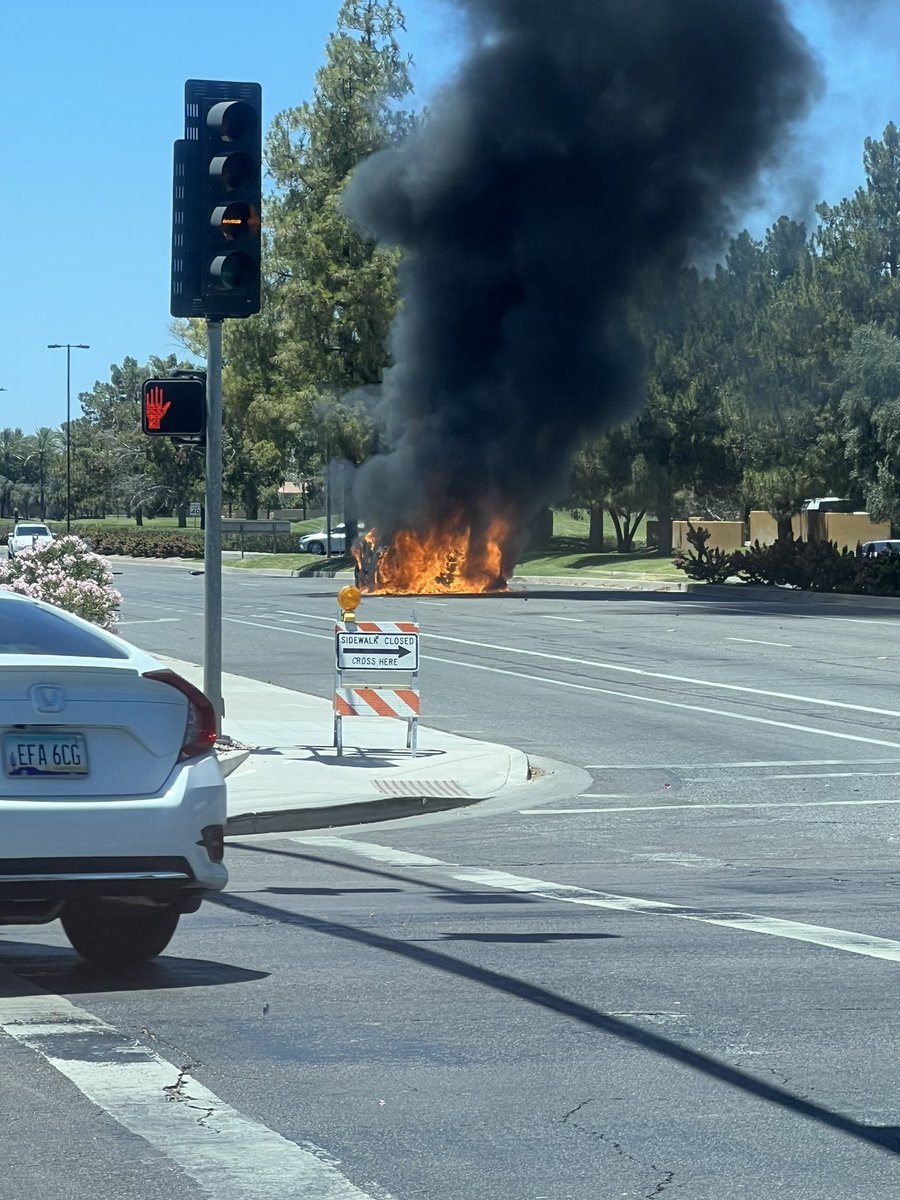 ddmackattack's tweet image. Car engulfed by flames near ocotillo and Alma school rd in chandler Az. 
Hope no one was in side. 🙏🏼 @FOX10Phoenix @KPNX12 @abc15