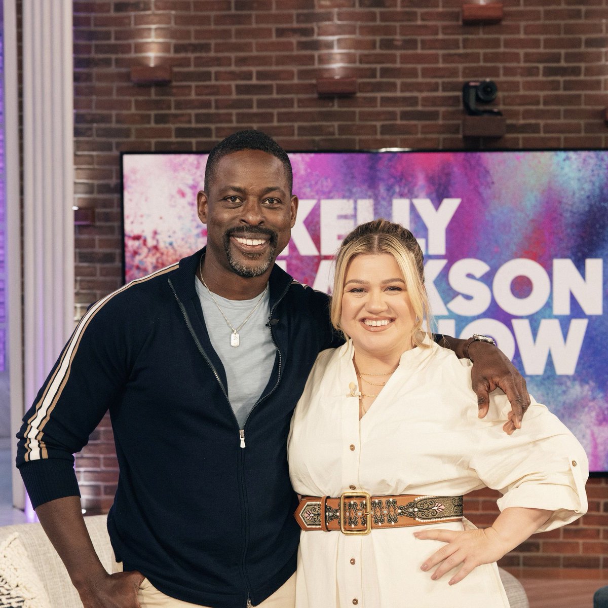 #Sponsored Back on the @KellyClarksonShow to share more about one of my passion projects, #SurvivorshipToday. Check out my eye-opening conversations with cancer survivors on @bmsnews’ SurvivorshipToday.com