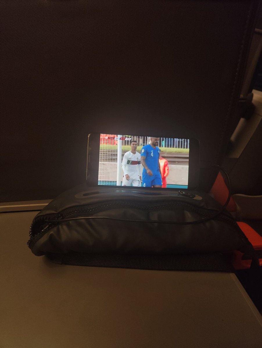 ÁFRAM ÍSLAND‼️🇮🇸⚽ á 300 km/h í lest á Ítalíu! <a href="/Fotboltinet/">Fótbolti.net</a>
#fotboltinet #fotbolti 

kV. Frá Ítalíu 🇮🇹🚉