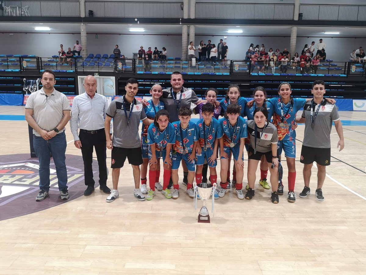 FutsalRFGF's tweet photo. 🏆 Xa temos CAMPIOAS de COPA GALICIA INFANTL

⚔️ @amarellefsf  VENCE por 3⃣ goles a 1⃣ 🆚 @PoioPescamarfs e faise co derradeiro título oficial dunha tempada para enmarcar. PARABÉNS!!

🥈 Noraboa tamén a @PoioPescamarfs pola gran final disputada 👏

#CopaGaliciaFutasl https://t.co/PkrSh1ojQR